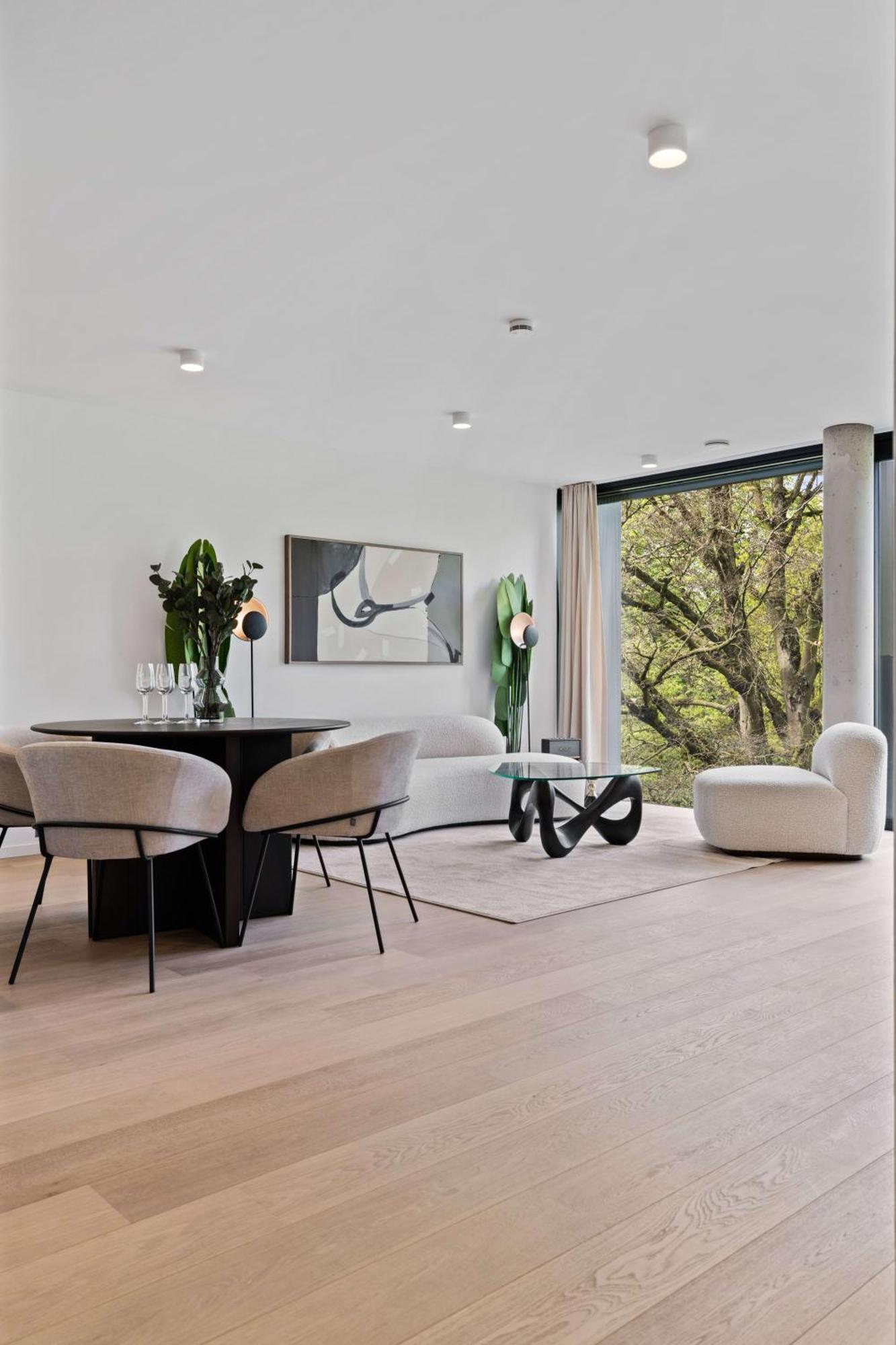 Chic 80sqm Luxe Apt - Heart Of City *