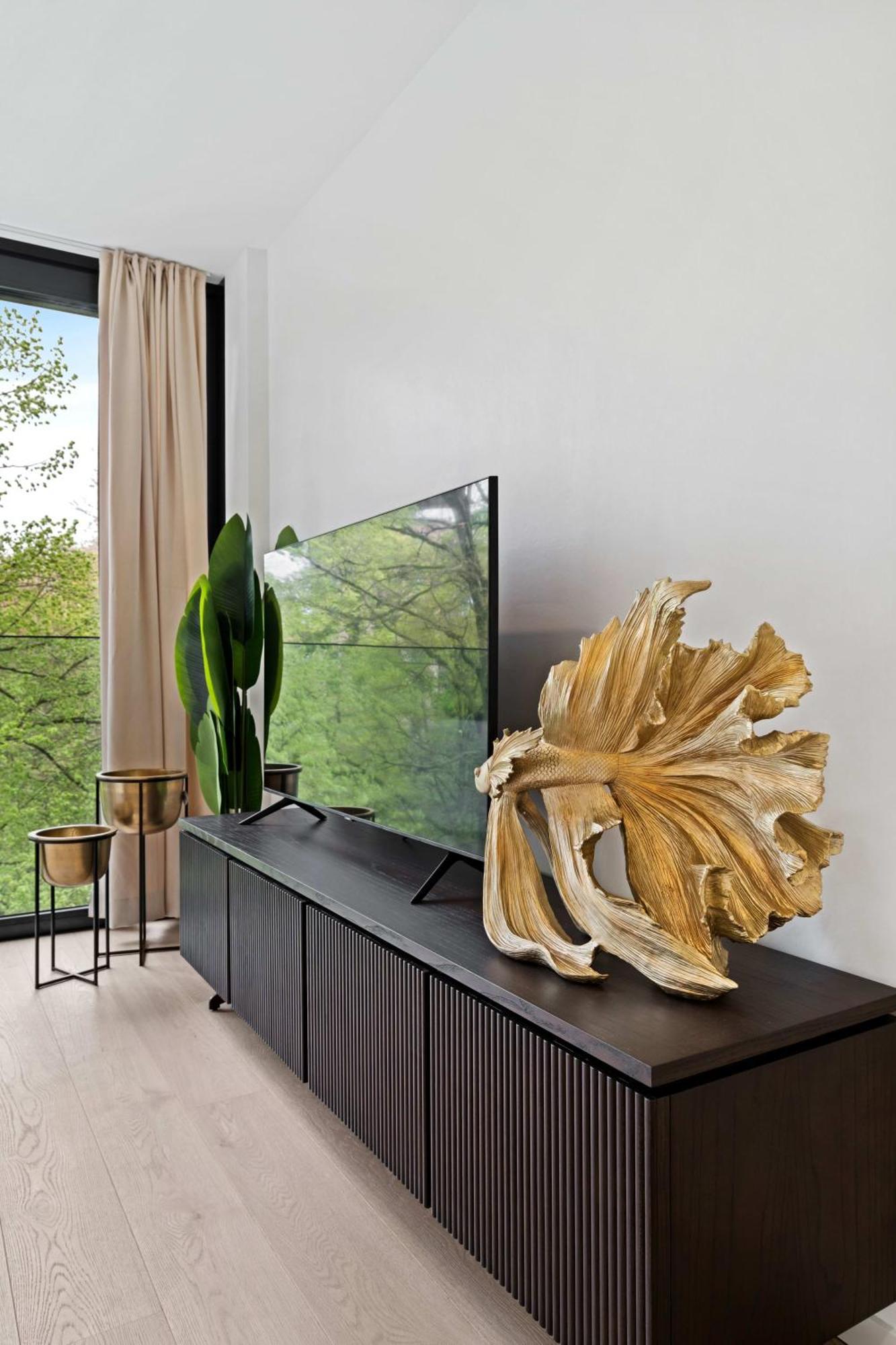 Chic 80sqm Luxe Apt - Heart Of City