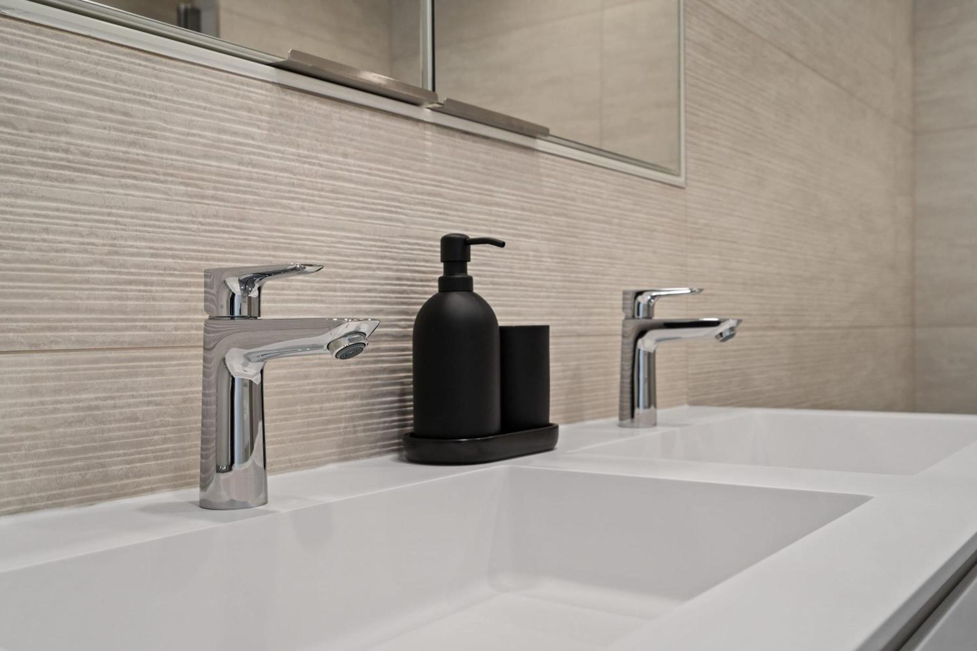 Chic 80sqm Luxe Apt - Heart Of City